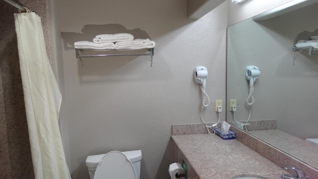 Regency Inn And Suites Humble Esterno foto